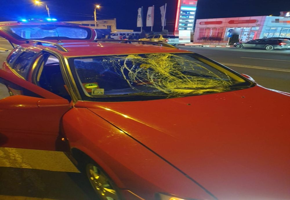 FOTO | Pieton lovit de o maşină pe o stradă din Cluj-Napoca
