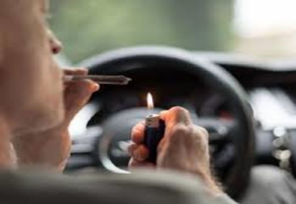 Tânăr de 21 de ani prins drogat la volan