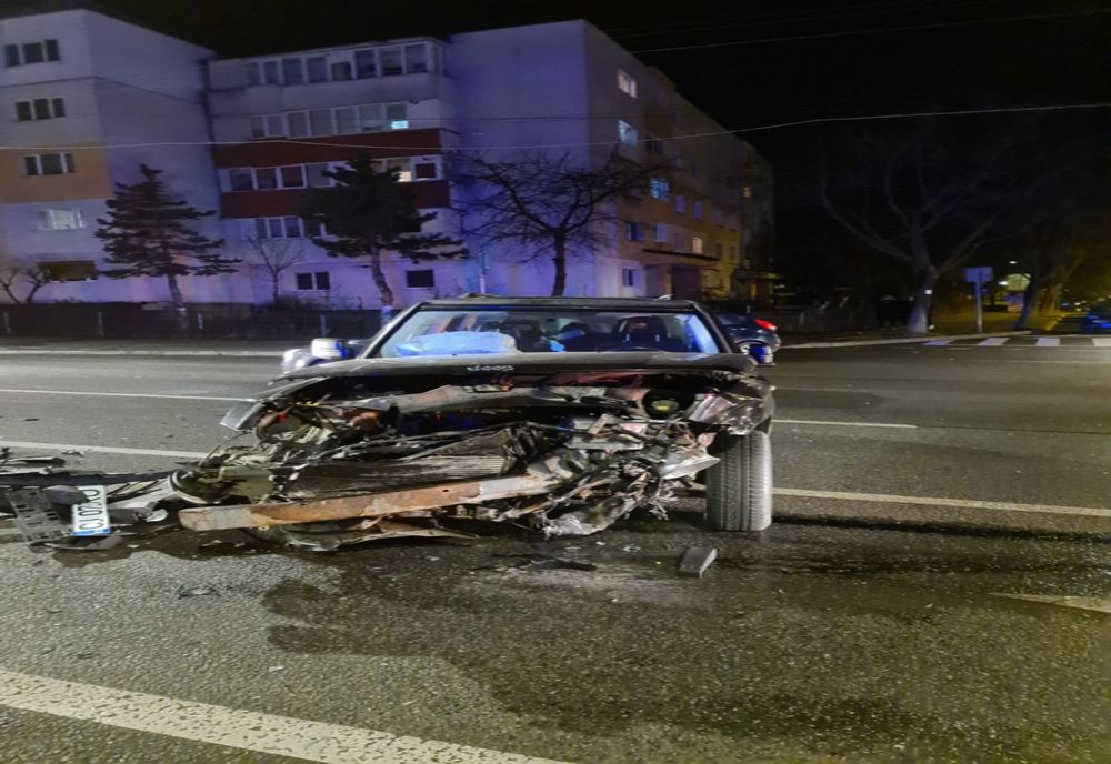 FOTO | Impact violent între două maşini pe o stradă din Cluj! O tânără a ajuns la spital