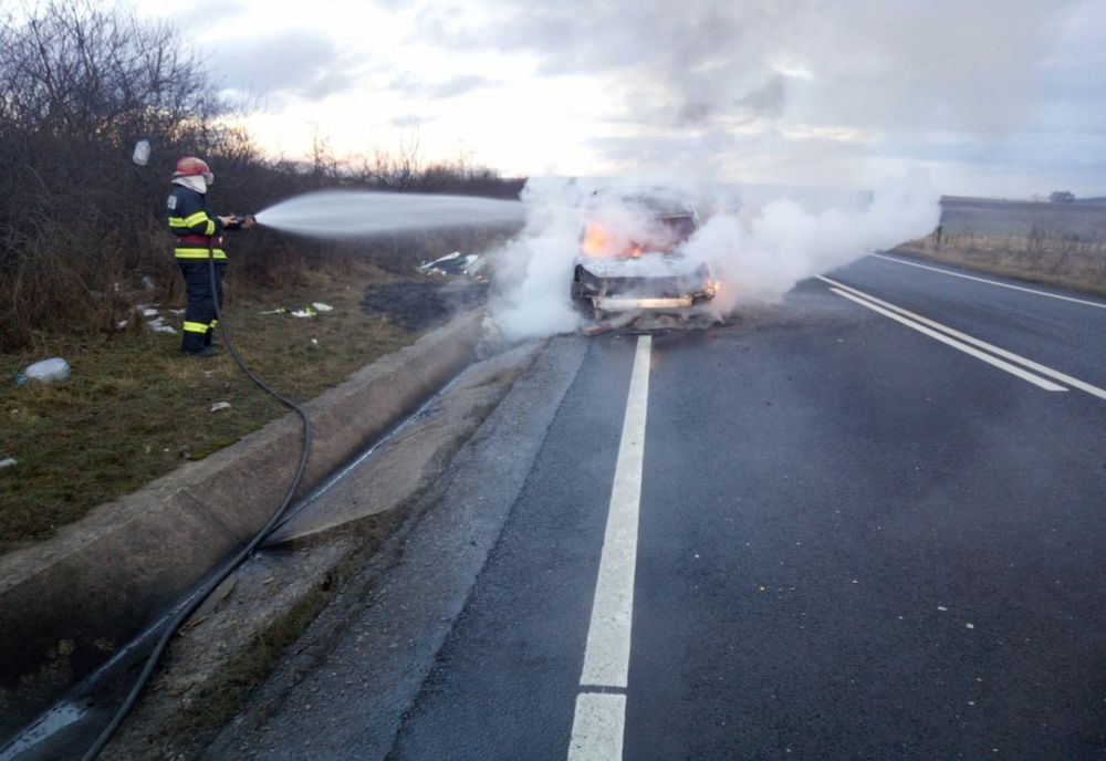 FOTO | Maşină cuprinsă de flăcări pe E81 | Şoferul a reuşit să se salveze