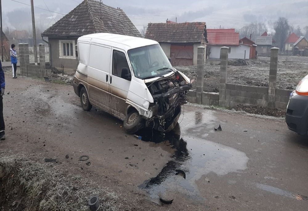 FOTO | Un bărbat a ajuns la spital în urma unui accident! A intrat cu duba într-un gard