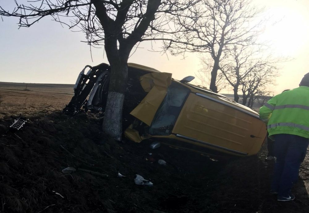 FOTO | Accident în Tureni provocat de o şoferiţă! S-a răsturnat şi a lovit un copac