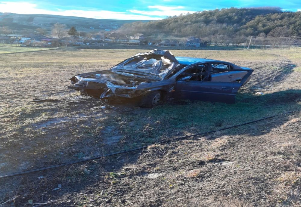 FOTO | Maşină distrusă de un incendiu în urma unui accident rutier