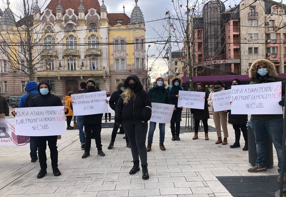 FOTO | Protest la Cluj! Zeci de studenţi au ieşit în stradă la - 10 grade