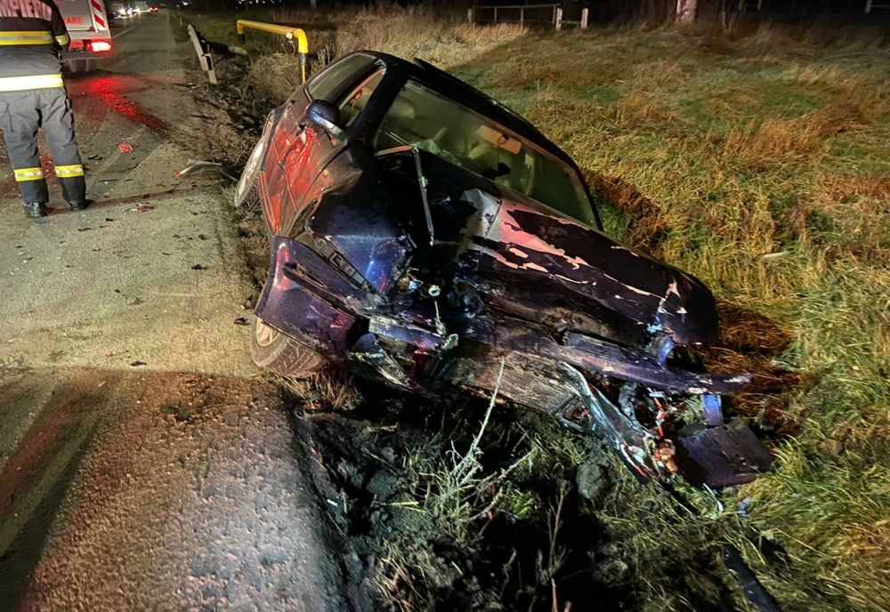 FOTO | Grav accident pe DN1C! Tânăr în stare de inconştienţă după impactul dintre două maşini