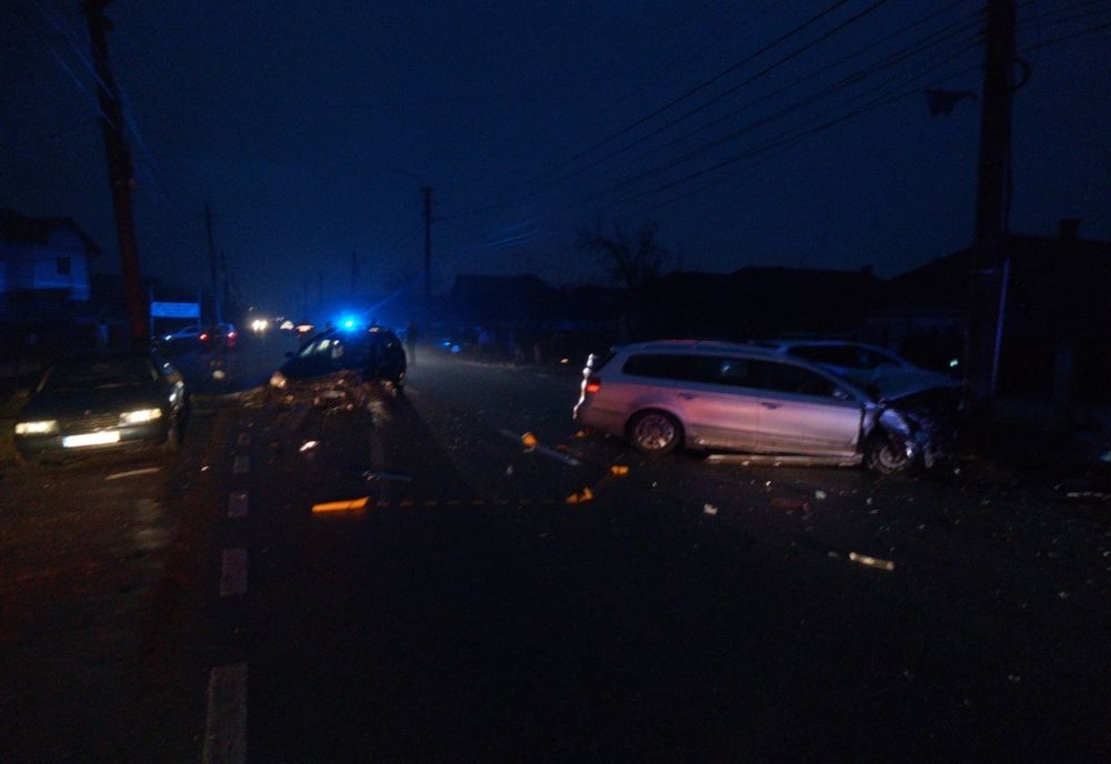 FOTO | Accident rutier cu două maşini în Gherla! Doi stâlpi au fost rupţi în urma impactului