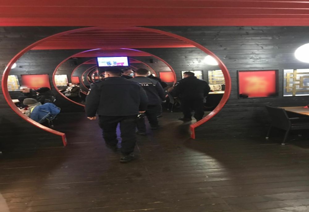 Două localuri din Cluj-Napoca amendate pentru că serveau clienţi la interior