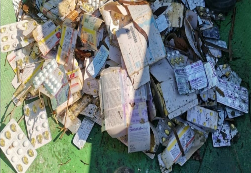 FOTO | Medicamente expirate, găsite și în lacul Someșul Cald din județul Cluj