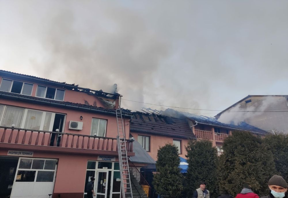 FOTO | Incendiu violent la un ansamblu de clădiri din Gherla! Locatarii au fost evacuați 