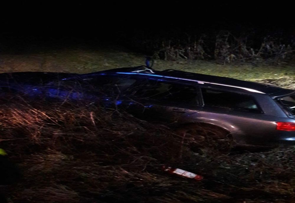 FOTO | Accident în judeţul Cluj! O maşină a ajuns pe câmp