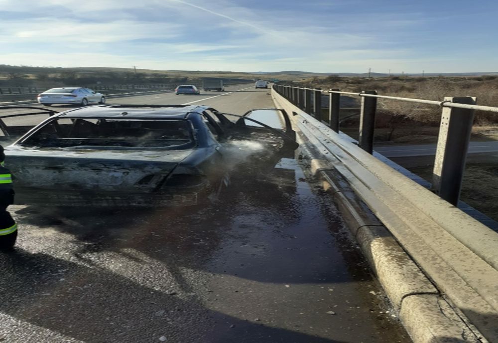 FOTO | Maşină distrusă complet de un incendiu pe Autostrada A3! Şoferul a reuşit să se salveze