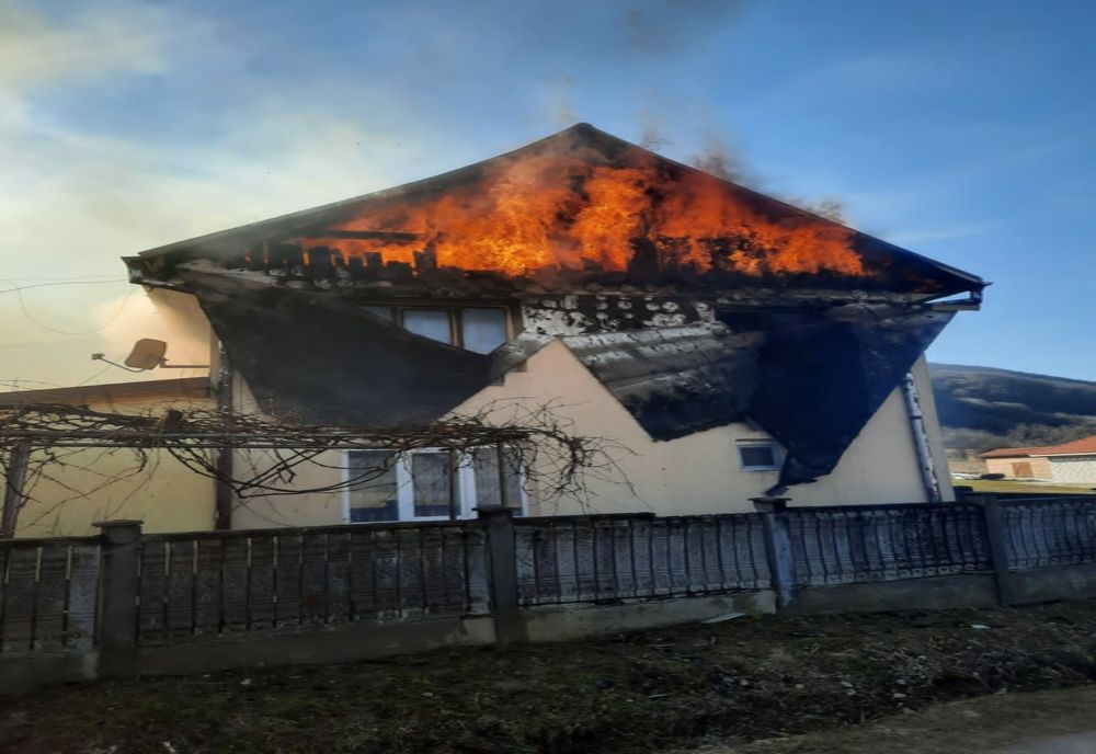 FOTO | Incendiu violent într-o localitate din județul Cluj! Au intervenit pompierii cu două autospeciale