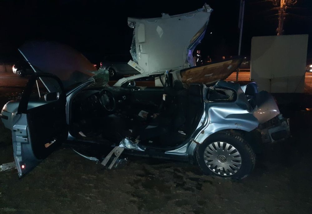 FOTO | Grav accident în Gherla! Persoane rănite după impactul dintre un TIR şi un autoturism