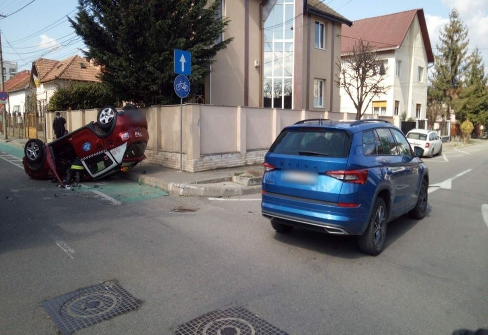FOTO | Accident în cartierul Gheorgheni din Cluj-Napoca! Un TAXI s-a răsturnat pe plafon