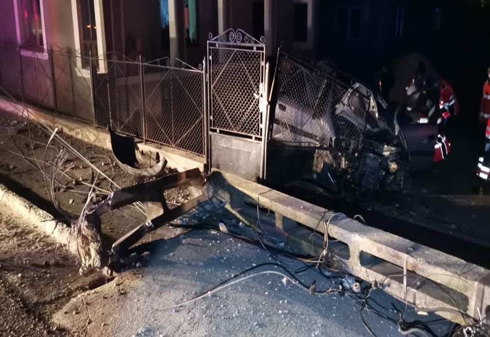FOTO | Accident noaptea trecută în Iclod! Şofer rănit după ce a rupt un stâlp şi un gard