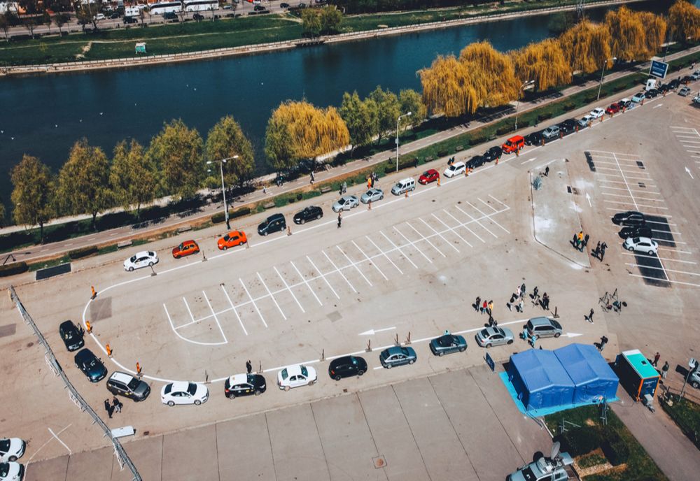 FOTO | Peste 350 de persoane vaccinate, în prima zi, la centrul drive-through din Cluj-Napoca