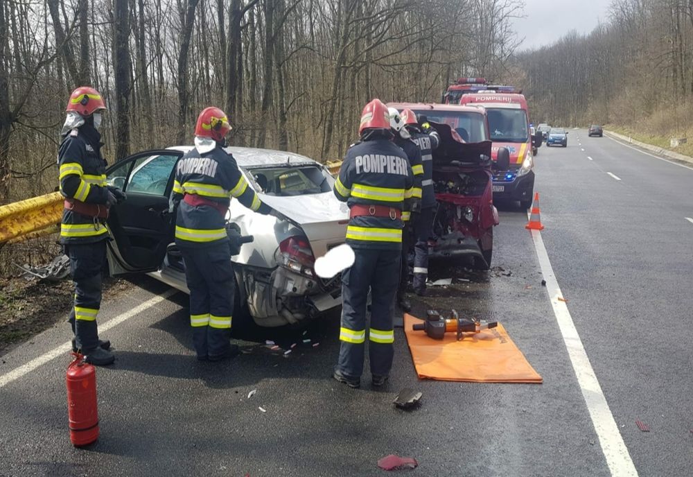 FOTO | Accident pe Meseş între un microbuz şi un autoturism! Trei persoane au fost rănite