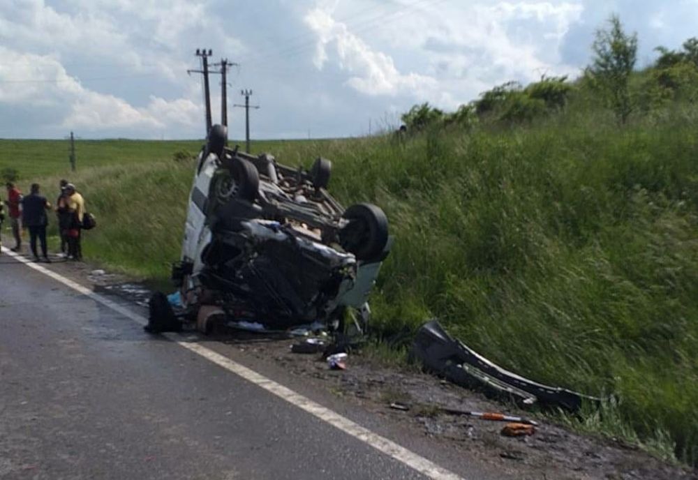 FOTO | Accident în Copăceni! 8 victime după ce un microbuz s-a răsturnat