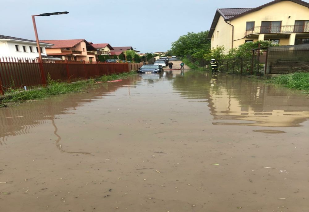 Inundaţii în Cluj-Napoca! Mai multe gospodării au fost afectate de ape