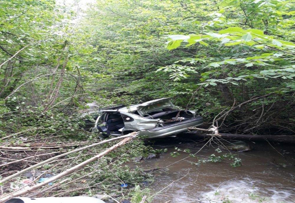 ACCIDENT: Doi bărbaţi au căzut cu maşina de la 3 metri în albia unui pârâu (FOTO)