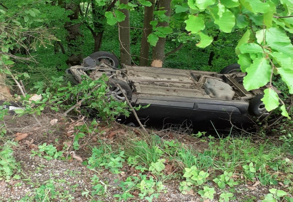 FOTO | Accident cu 4 victime în zona de munte a Clujului! Au căzut cu maşina într-o vale