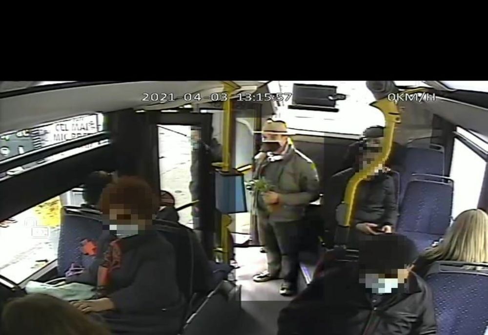 FOTO | Controlor de bilete bătut de un tânăr într-un autobuz din Cluj