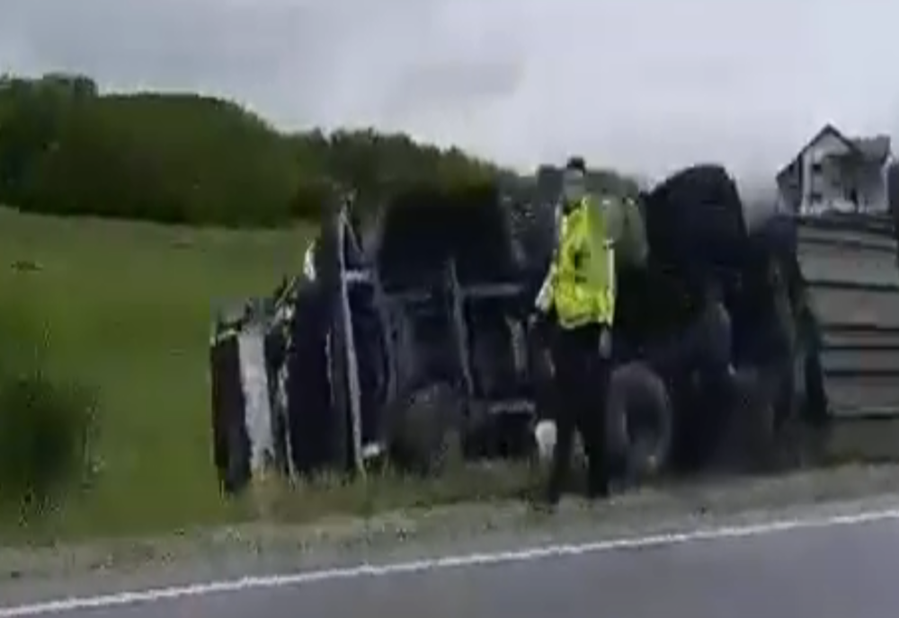 Circulaţie întreruptă între Baia Mare şi Dej! Un TIR s-a răsturnat pe DN1C în Sălaj