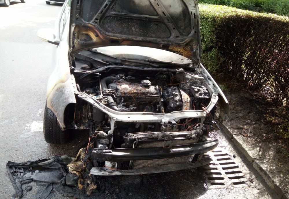  FOTO | Maşină cuprinsă de flăcări în centrul Clujului! Pasagerii au reuşit la timp să iasă din maşină