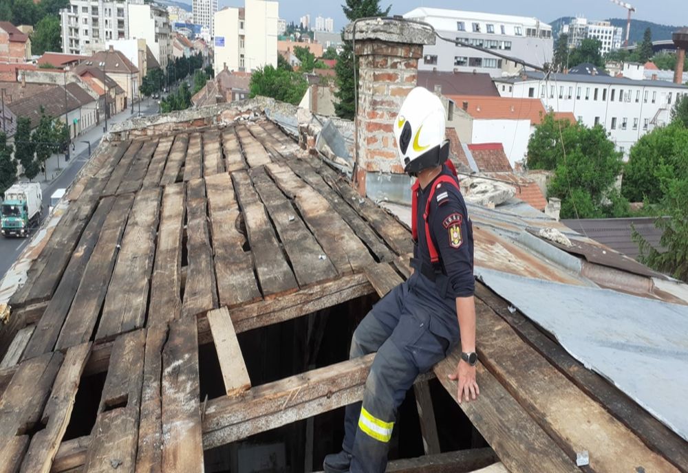 Zeci de intervenţii ale pompierilor clujeni după furtuna de ieri