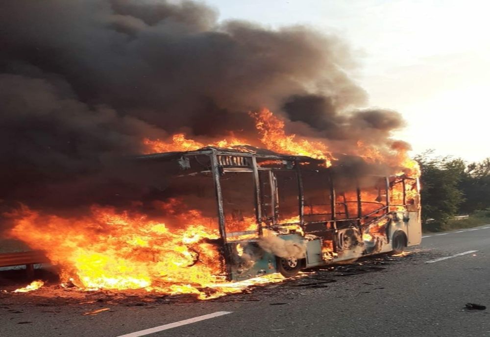 FOTO | Autobuz electric cuprins de flăcări în Dej! Pasagerii au reuşit să iasă la timp