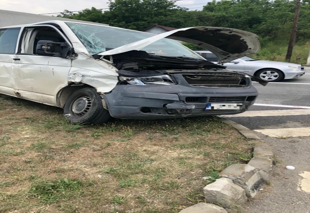 FOTO | Accident cu un TIR şi o autoutilitară lângă Gherla! Trei clujeni şi un bistriţean au fost răniţi (FOTO)