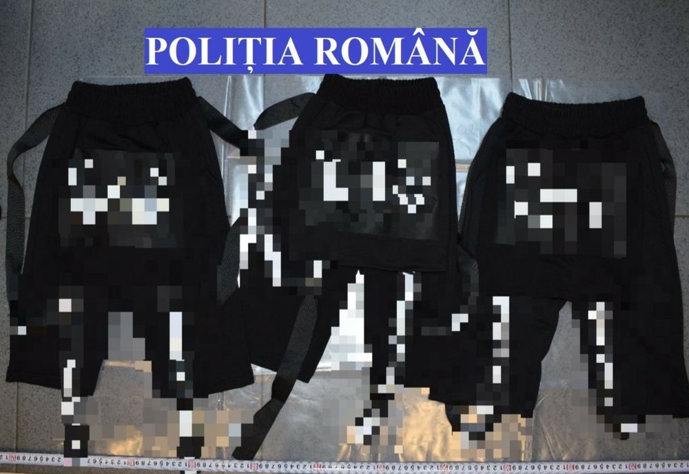 FOTO | Articole de îmbrăcăminte contrafăcute, în valoare de 140.000 de lei, confiscate de poliţiştii clujeni