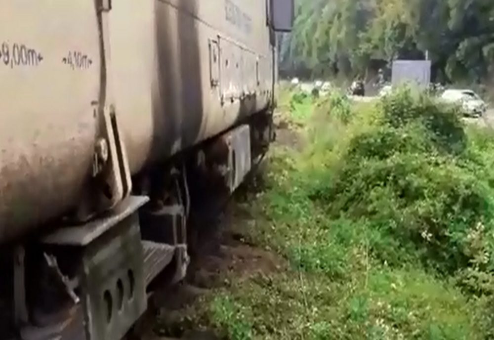 VIDEO | Locomotivă cuprinsă de flăcări în judeţul Cluj! 60 de pasageri au fost evacuaţi