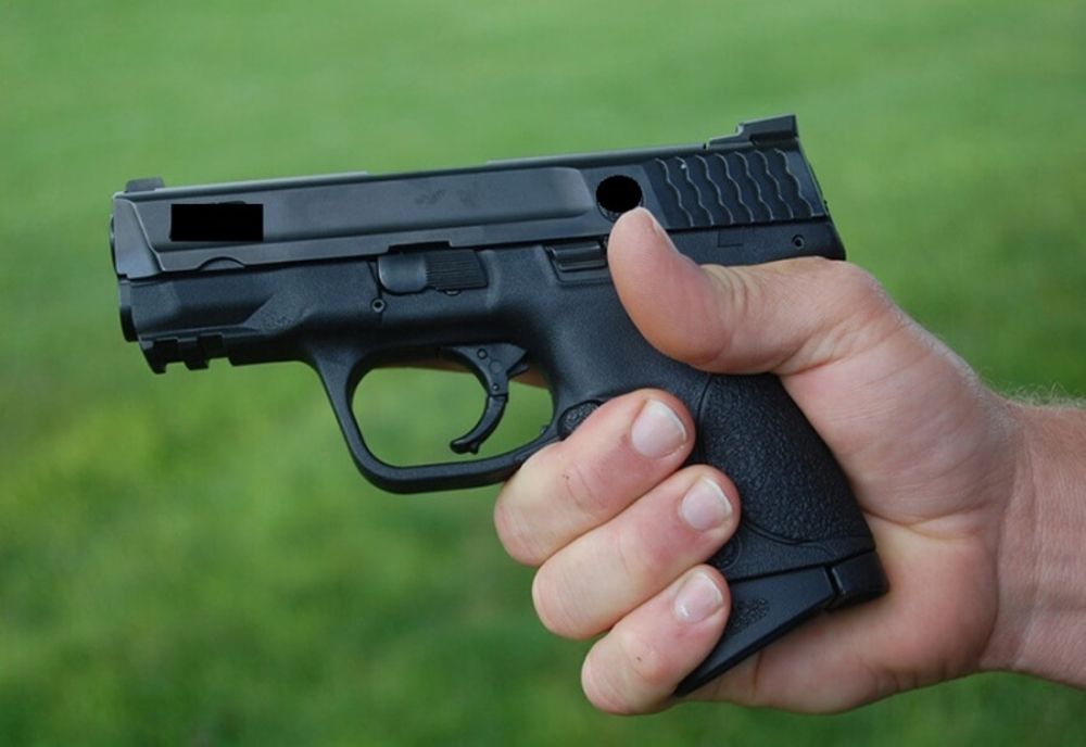 Focuri de armă în judeţul Cluj după ce un tânăr a încercat să fugă de poliţişti