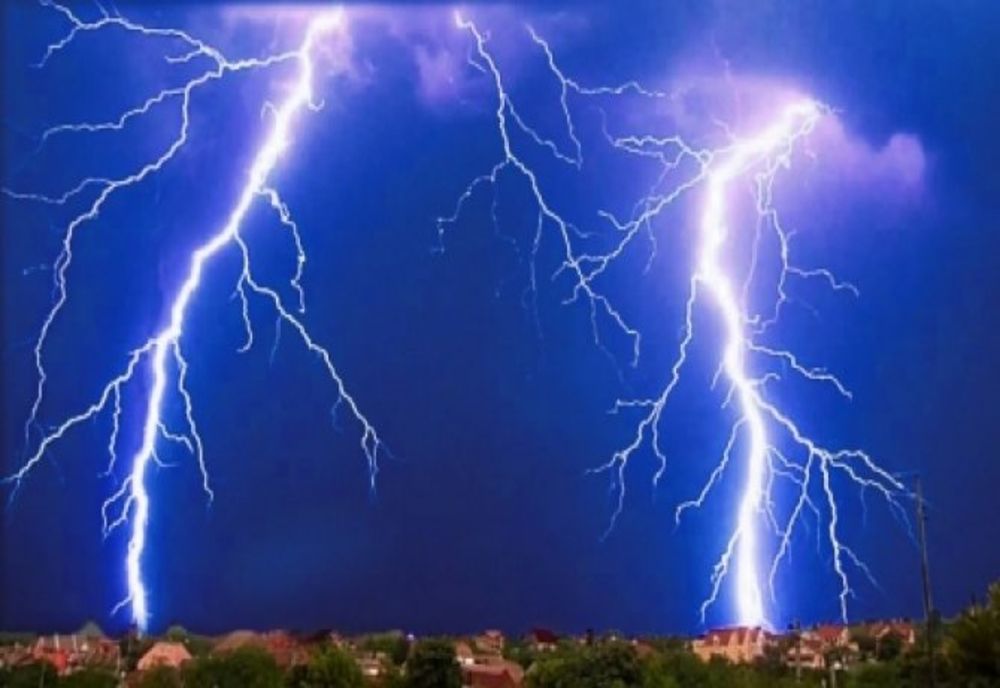 Tragedie într-un sat din judeţul Cluj! Un fermier şi-a pierdut viaţa după ce a fost lovit de un fulger