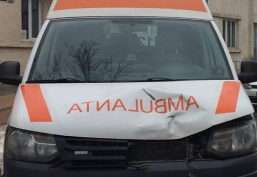Ambulanţă implicată într-un accident în localitatea Mihai Viteazu