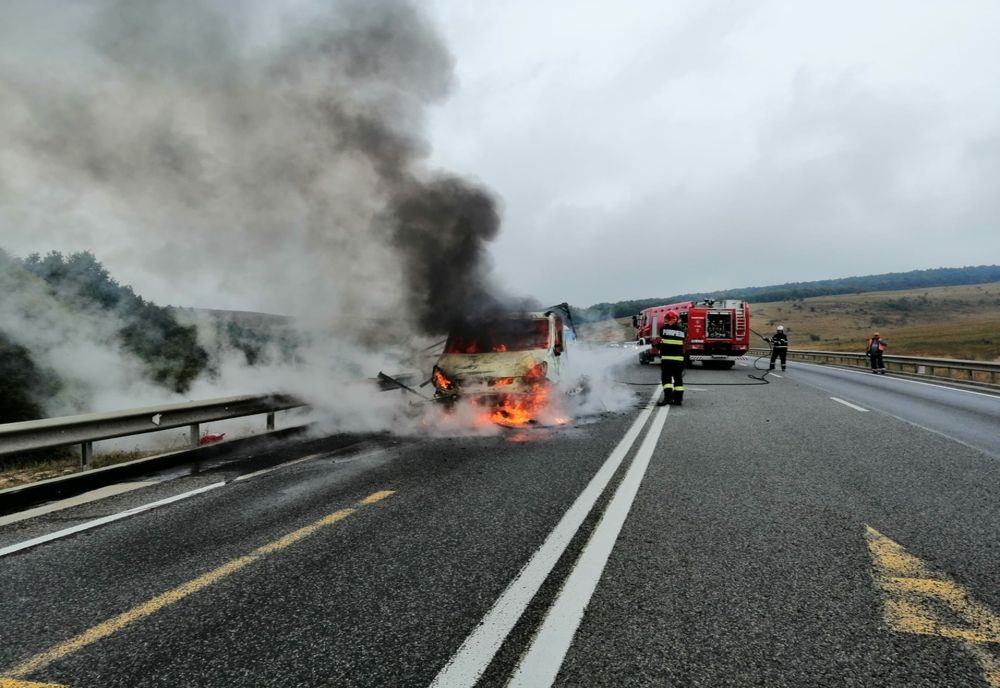 Incendiu violent pe Varianta de Ocolire Cluj Est! O autoutilitară încărcată cu mobilă a fost distrusă de flăcări