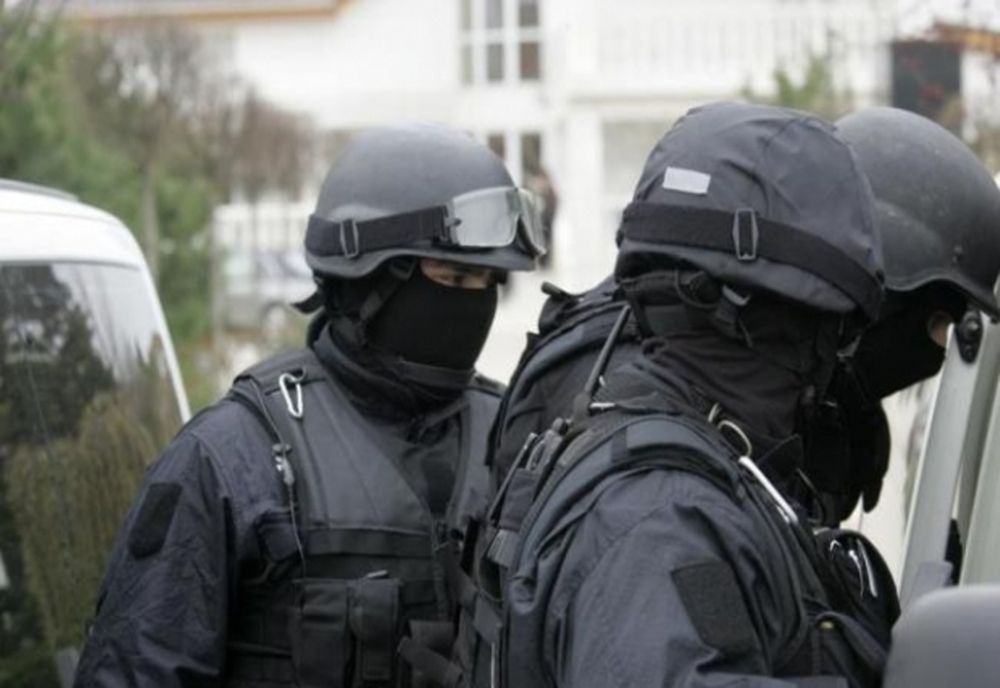 Percheziţii desfăşurate de poliţişti într-un dosar de camătă! Trei persoane puse sub control judiciar