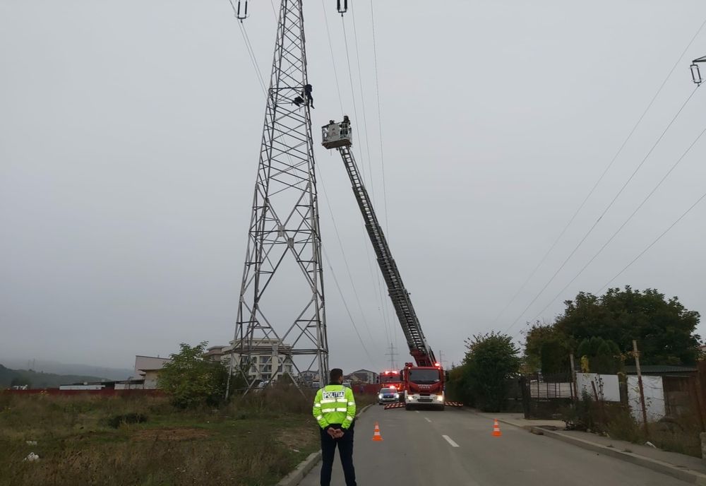 Tentativă de suicid în Floreşti! Un bărbat s-a urcat pe un stâlp de înaltă tensiune şi a anunţat că se aruncă (FOTO/VIDEO)