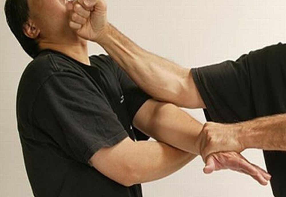 Paznic bătut cu pumnii şi picioarele în Vivo Mall! Agresorii nu au vrut să prezinte certificatul verde