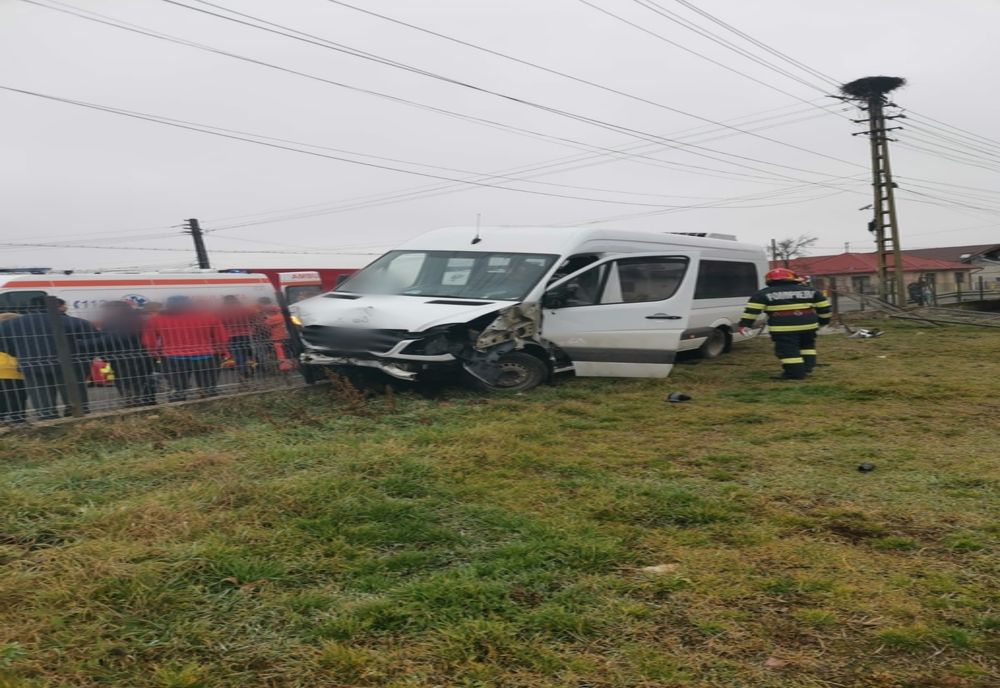 Accident în Iclod! Şoferul vinovat a făcut scandal şi a fost imobilizat de poliţişti (FOTO)