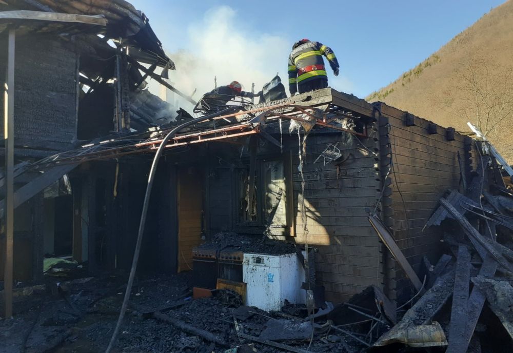 Pensiune din judeţul Cluj distrusă de incendiu! Două persoane au primit îngrijiri medicale (FOTO)