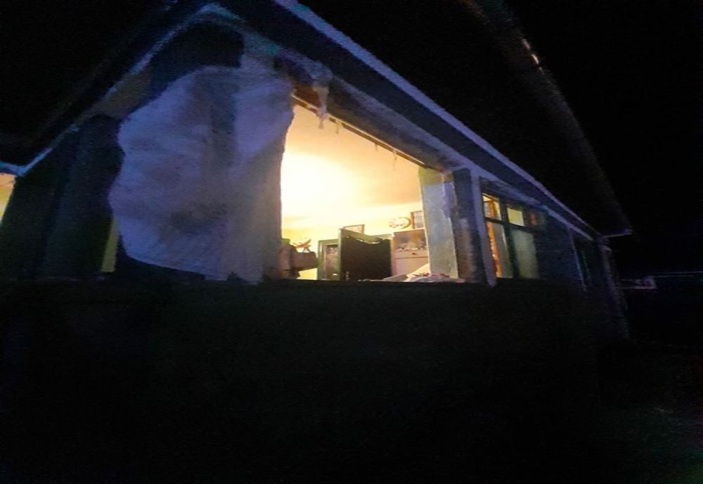 Explozie la o casă dintr-un sat clujean! Doi bătrâni de 90 de ani au fost răniţi (FOTO)