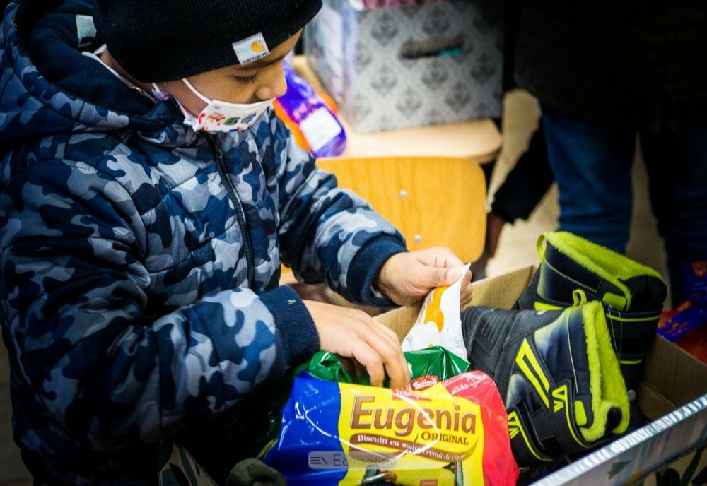 FOTO | Peste 250 de copii din Cluj, Sălaj, Vâlcea, Sibiu şi Braşov au primit cadouri datorită campaniei "Ghetuţele Bucuriei"