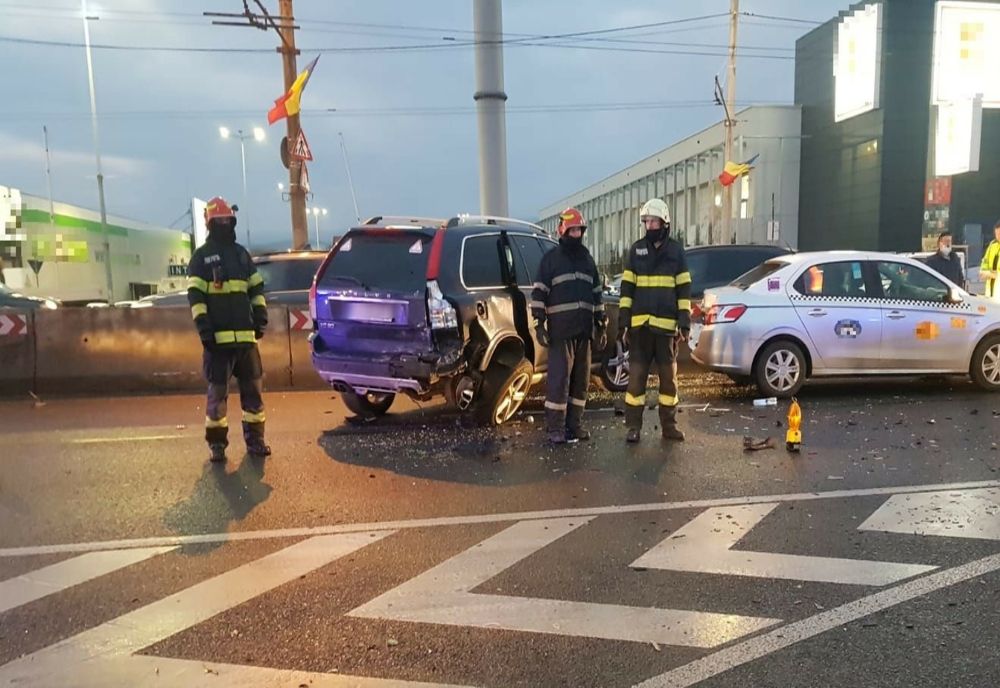 Accident cu trei maşini în Cluj-Napoca! Un şofer de 18 ani a ajuns la spital