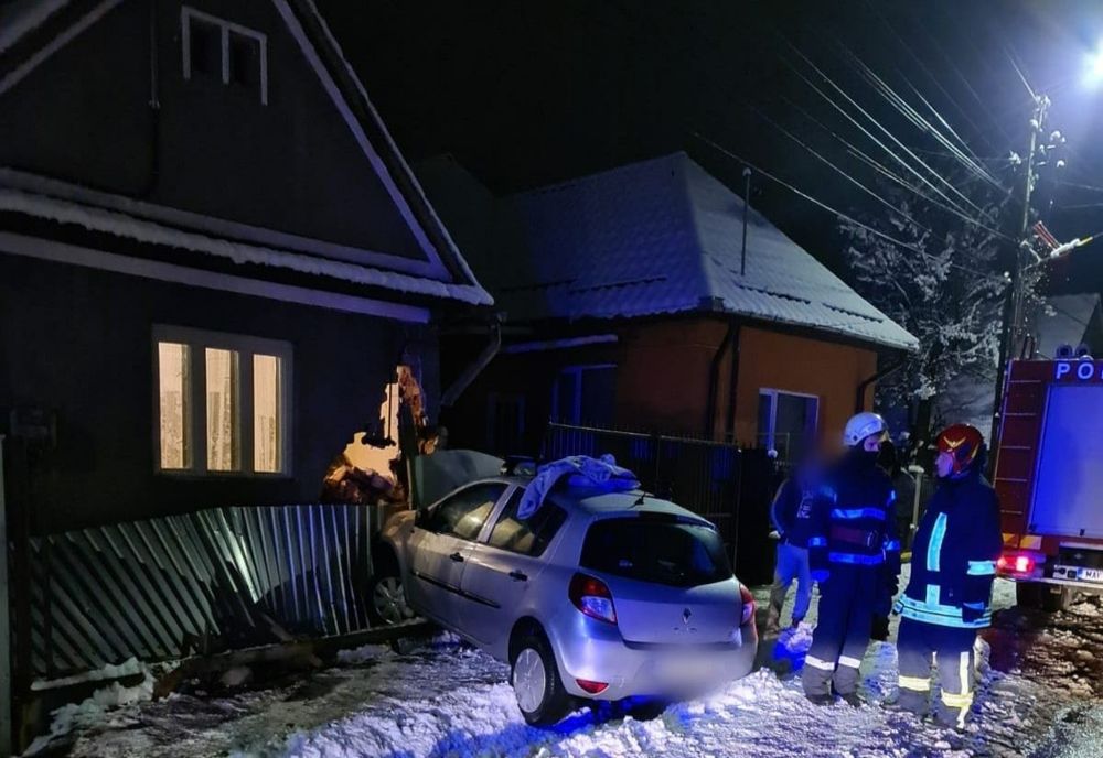 Clujean rănit după ce a intrat cu maşină într-o casă! Proprietarii se aflau în locuinţă (FOTO)