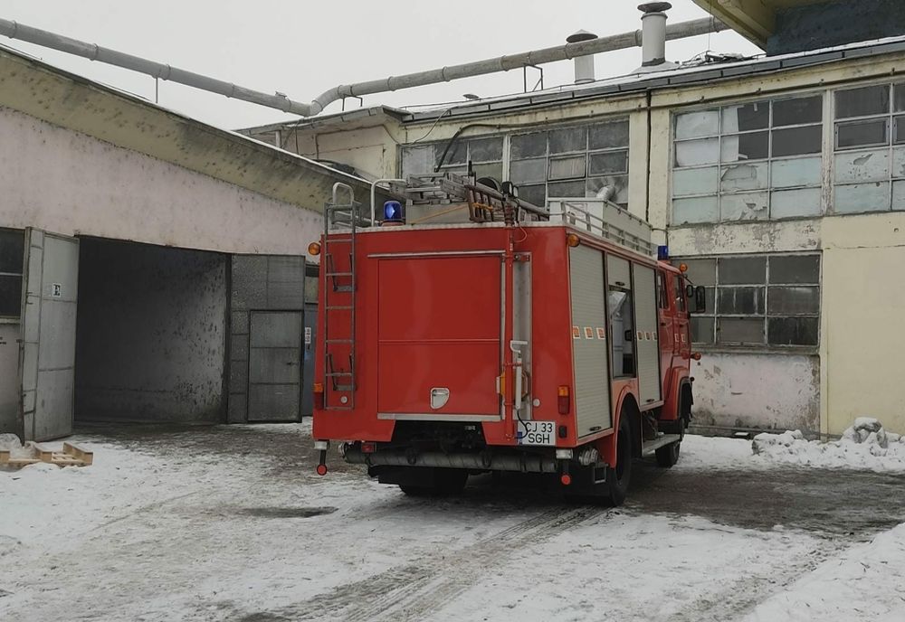 Incendiu la combinatul din Gherla! Intervin pompierii clujeni (FOTO)