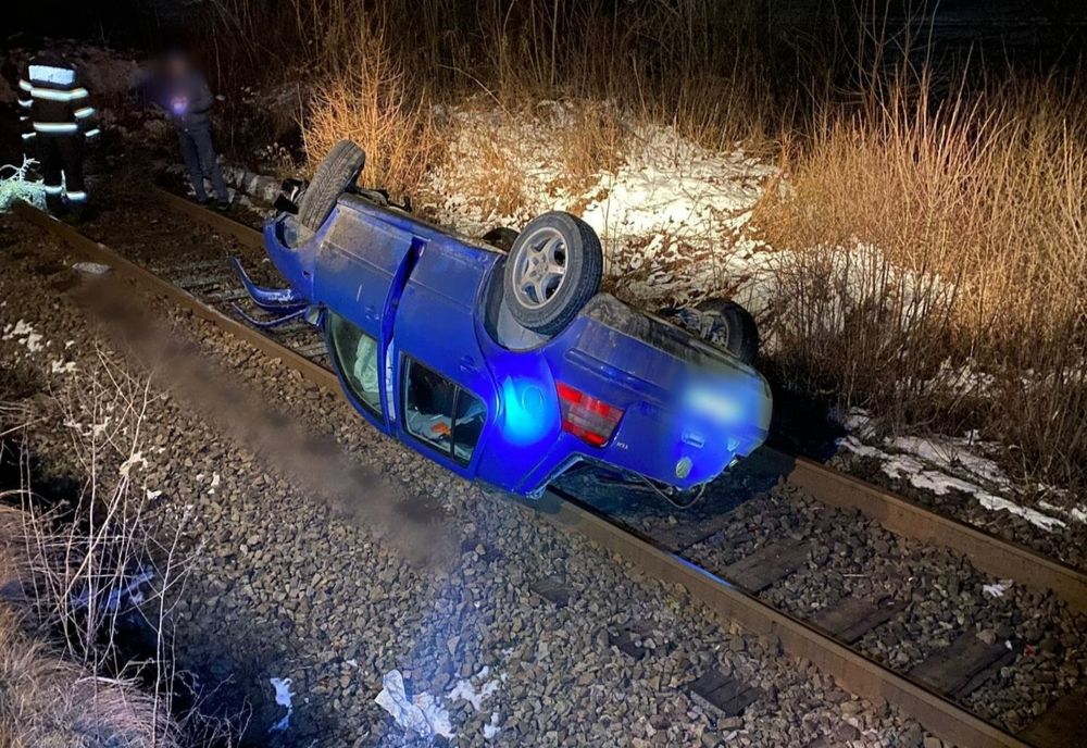 Un minor de 16 ani s-a răsturnat cu maşina pe calea ferată pe DN1E60 între Cluj şi Oradea (FOTO)