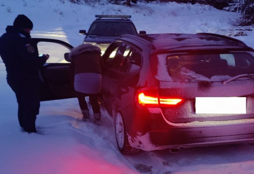Persoane înzăpezite salvate de jandarmii clujeni  în apropierea localităţii Scrind-Frăsinet (FOTO)