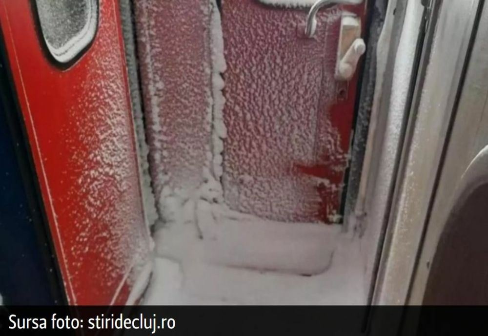FOTO | Condiţii dezastruoase într-un tren CFR plin de zăpadă. Călătorii au îngheţat la -15 grade